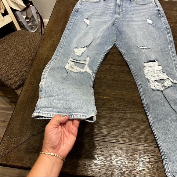 Hollister ULTRA HIGH-RISE RIPPED LIGHT WASH MOM JEANS - Picture 5 of 12